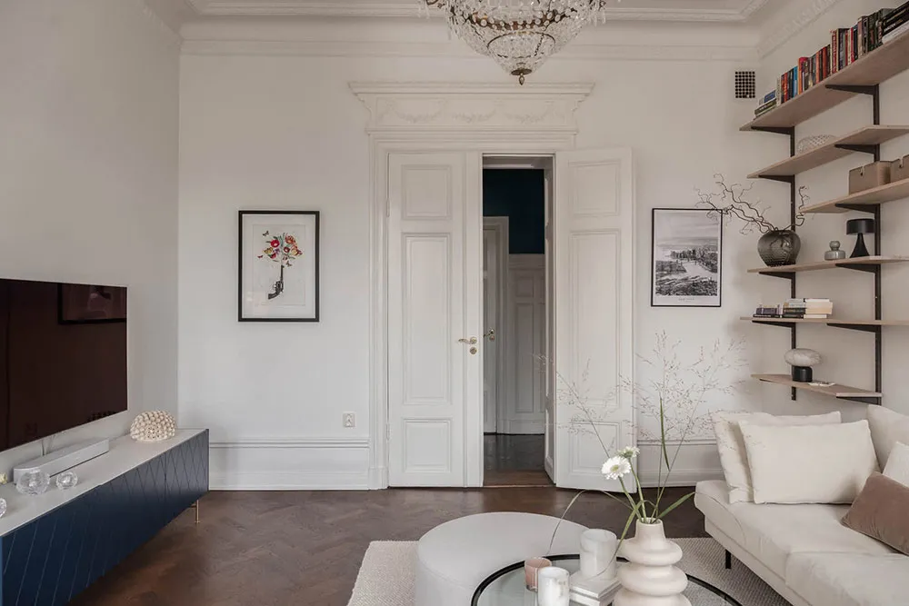 Елегантний білий інтер'єр із стильними темними акцентами (82 кв. м) - Gallery image 4