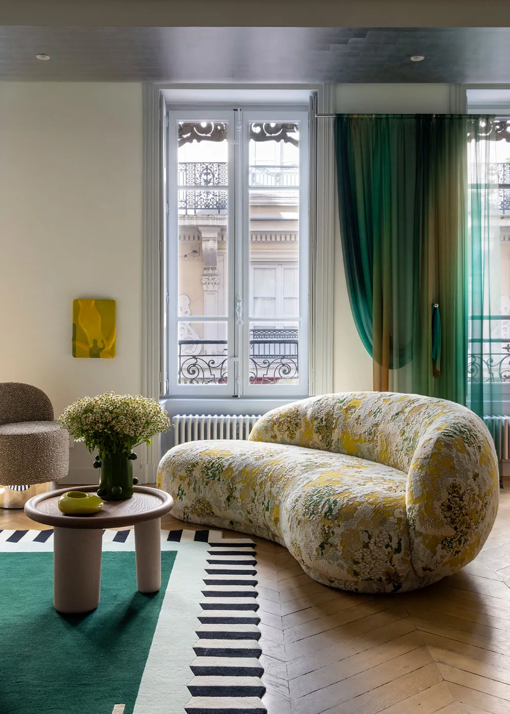 धारीदार छत एवं गोलाकार फर्नीचर: फ्रांस में एक असामान्य अपार्टमेंट का आंतरिक डिज़ाइन - Gallery image 4