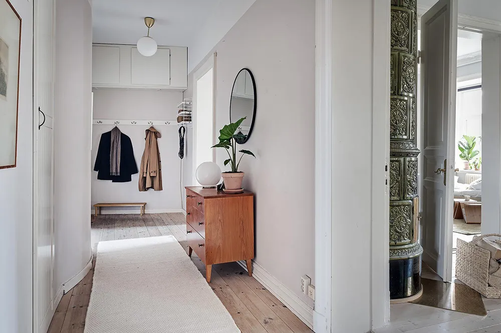 Helle skandinavische Wohnung mit beeindruckender blauer Schlafzimmer - Gallery image 31