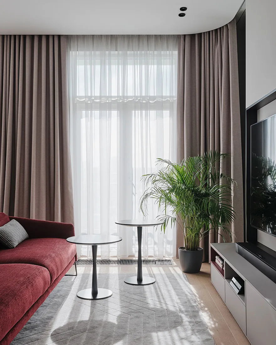 Кровать на подиуме и красный диван: квартира для студента в Санкт-Петербурге (75 кв. м) - Gallery image 1