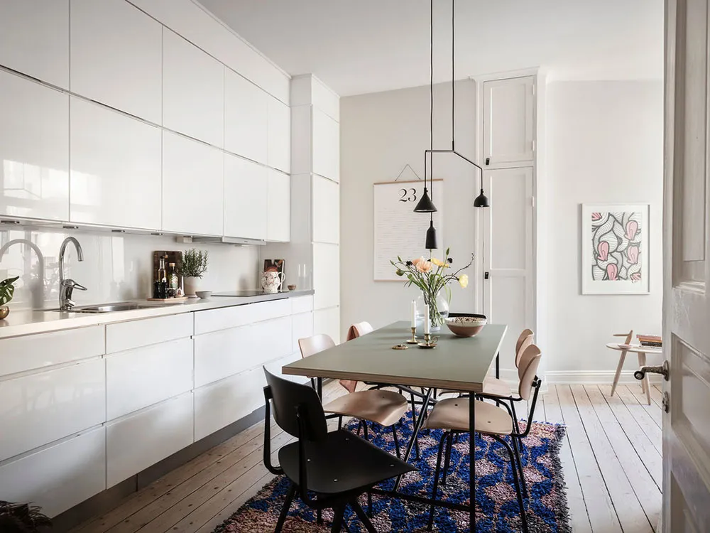 Weißer skandinavischer Interior mit lebendigem Dekor in Schweden (72 qm) - Gallery image 24