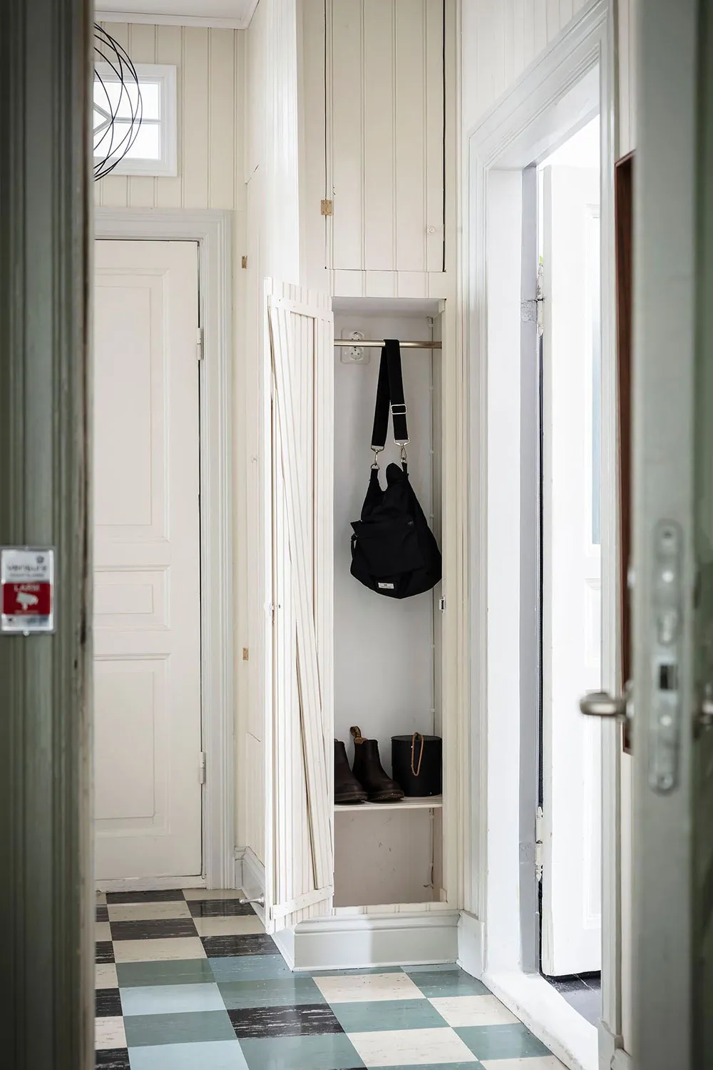 Sol noir dans la cuisine et jolies fenêtres : appartement dans une maison inhabituelle du XVIIIe siècle à Göteborg (71 m²) - Gallery image 29