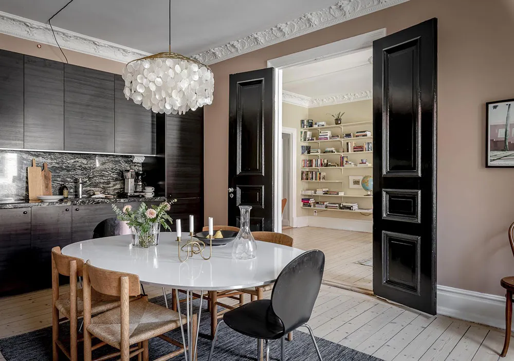 Belles portes noires et teintes intéressantes : appartement à Gothenburg (74 m²) - Gallery image 6