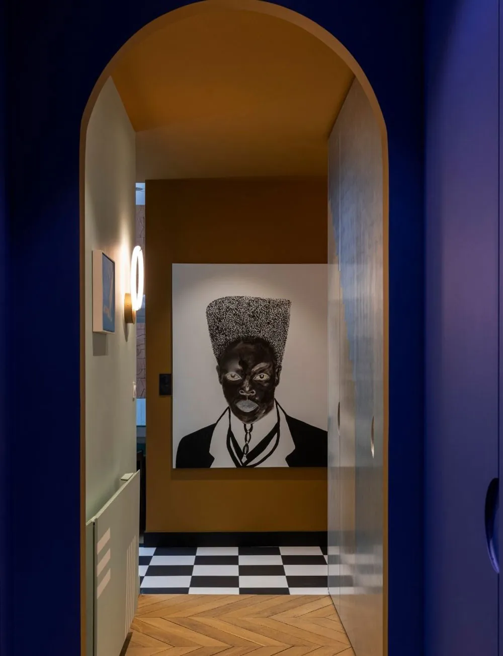 धारीदार छत एवं गोलाकार फर्नीचर: फ्रांस में एक असामान्य अपार्टमेंट का आंतरिक डिज़ाइन - Gallery image 14