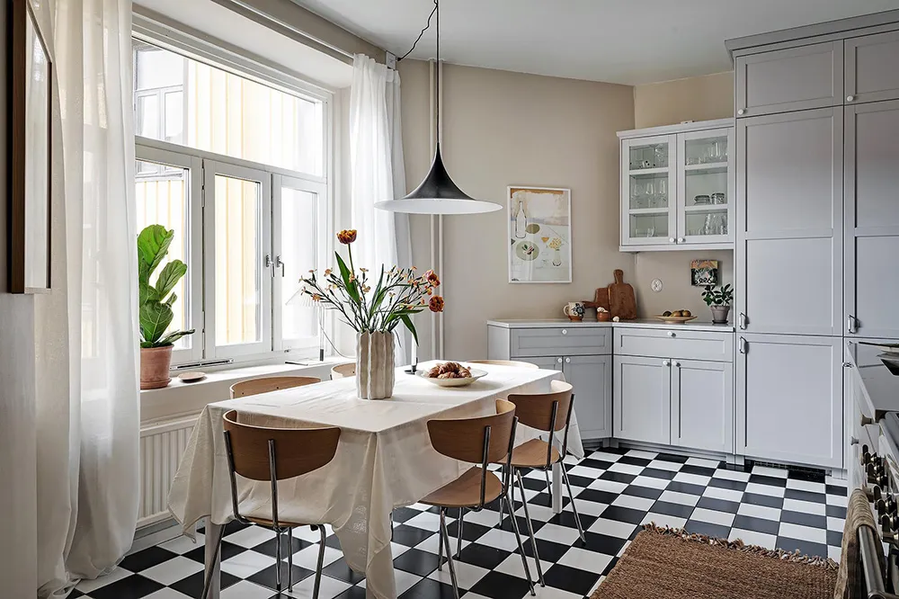 Helle skandinavische Wohnung mit beeindruckender blauer Schlafzimmer - Gallery image 19