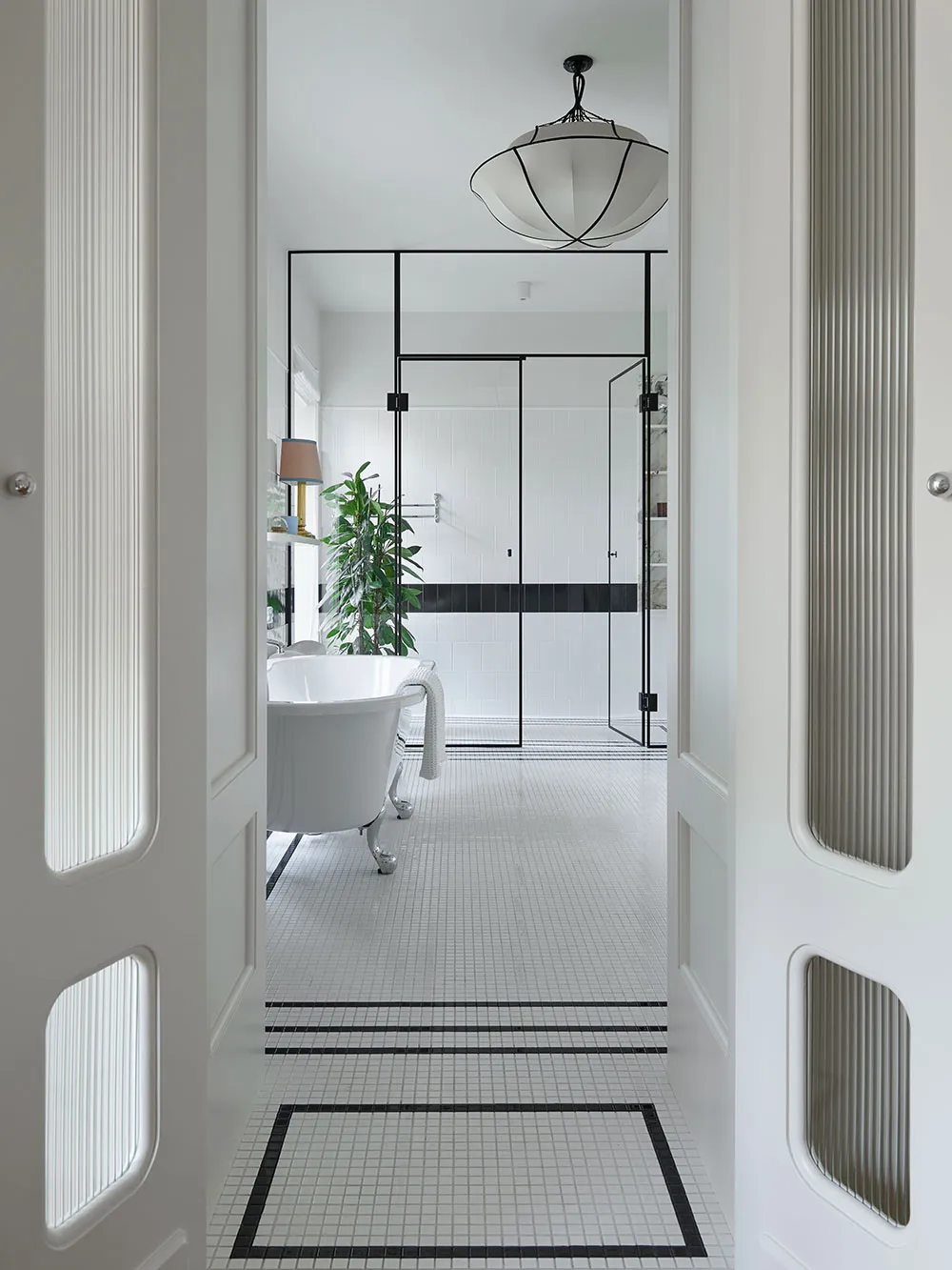 Kolorowy design w wygodnym domu w stylu art-deco w Warszawie - Gallery image 12