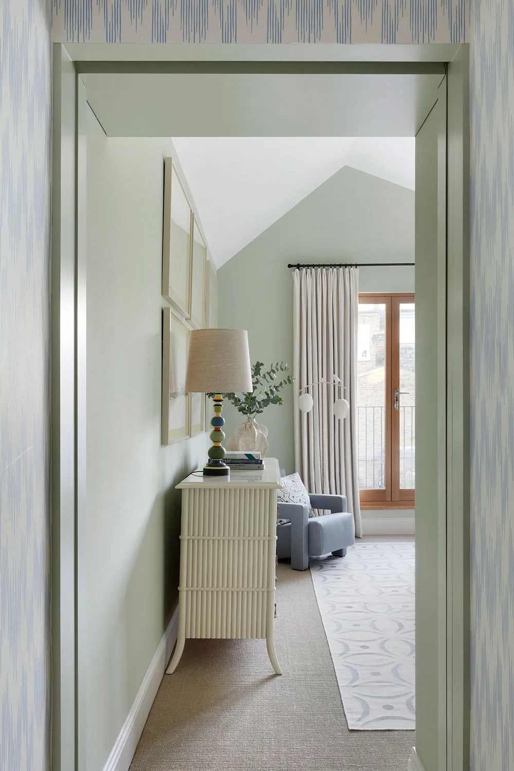 Vibrant Interior of an English Townhouse for a Large Family in London - Gallery image 9