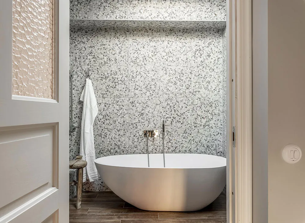 Molduras, ladrillo y mansardas: un interesante interior en Suecia - Gallery image 33