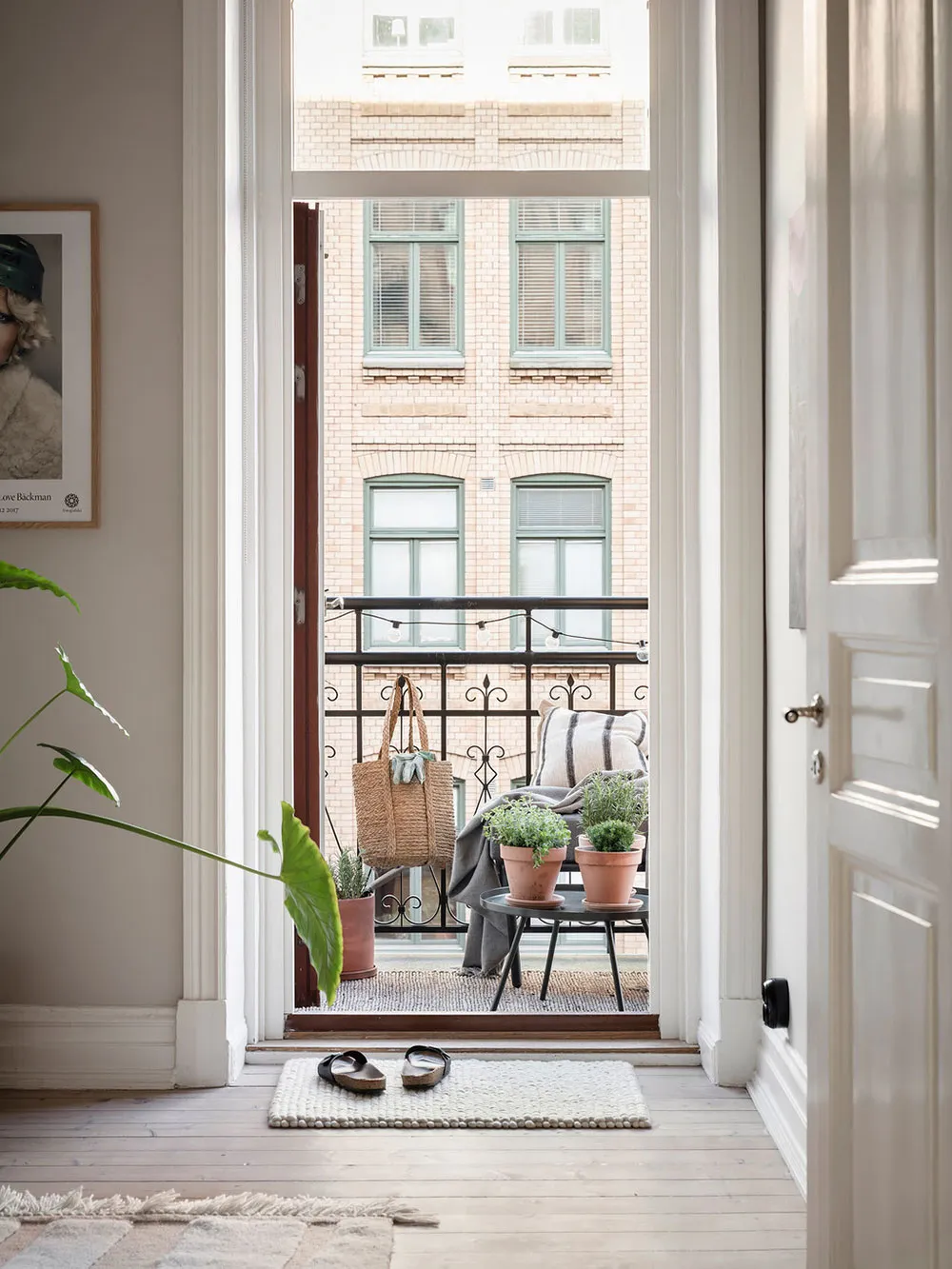 Weißer skandinavischer Interior mit lebendigem Dekor in Schweden (72 qm) - Gallery image 1