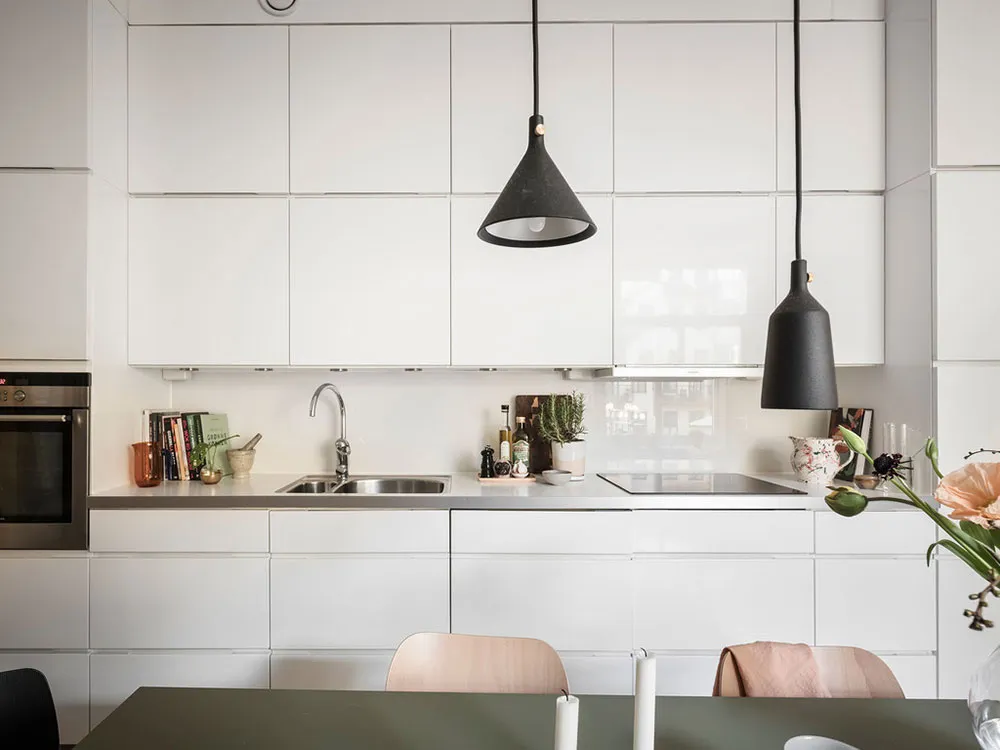 Weißer skandinavischer Interior mit lebendigem Dekor in Schweden (72 qm) - Gallery image 28