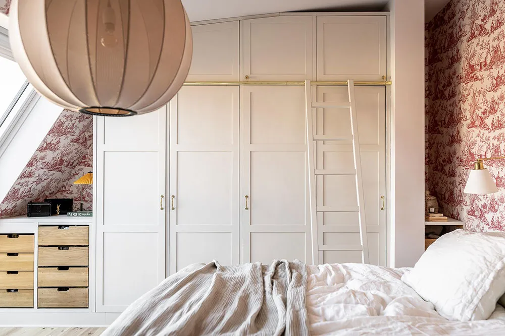 Molduras, ladrillo y mansardas: un interesante interior en Suecia - Gallery image 26