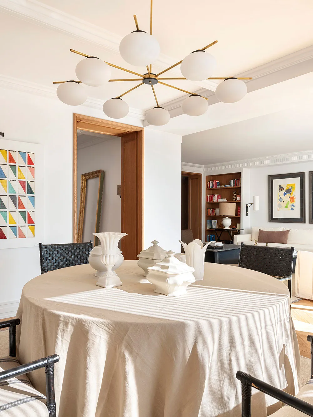 Jasny i ciepły wnętrze mieszkania w starym domu w Madrycie - Gallery image 3