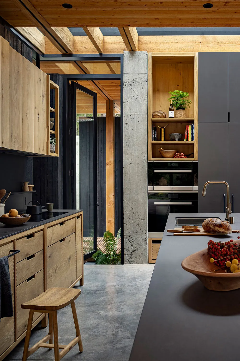 Verre, bois et béton : une maison minimaliste au bord d'un lac dans l'État de Washington - Gallery image 16