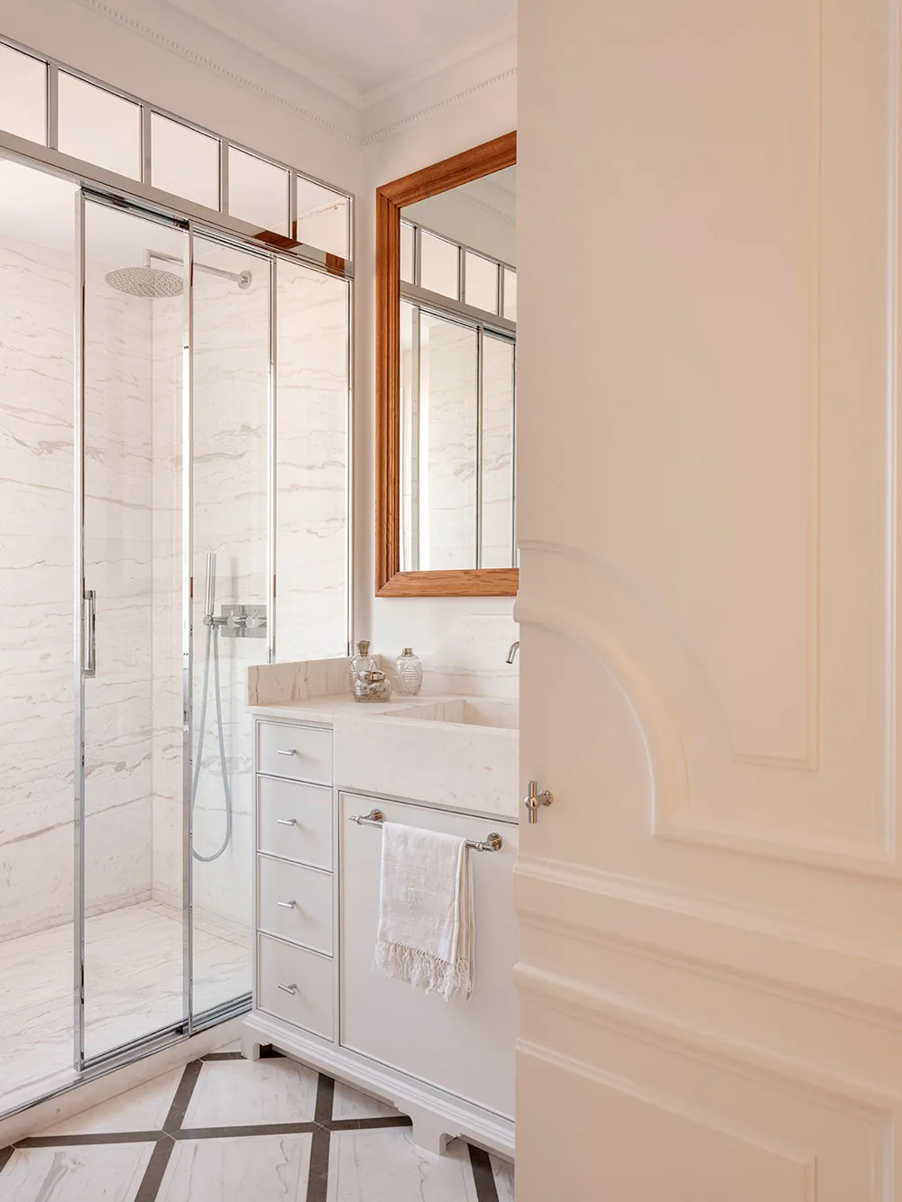 Jasny i ciepły wnętrze mieszkania w starym domu w Madrycie - Gallery image 9