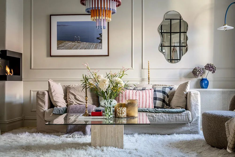 Molduras, ladrillo y mansardas: un interesante interior en Suecia - Gallery image 2