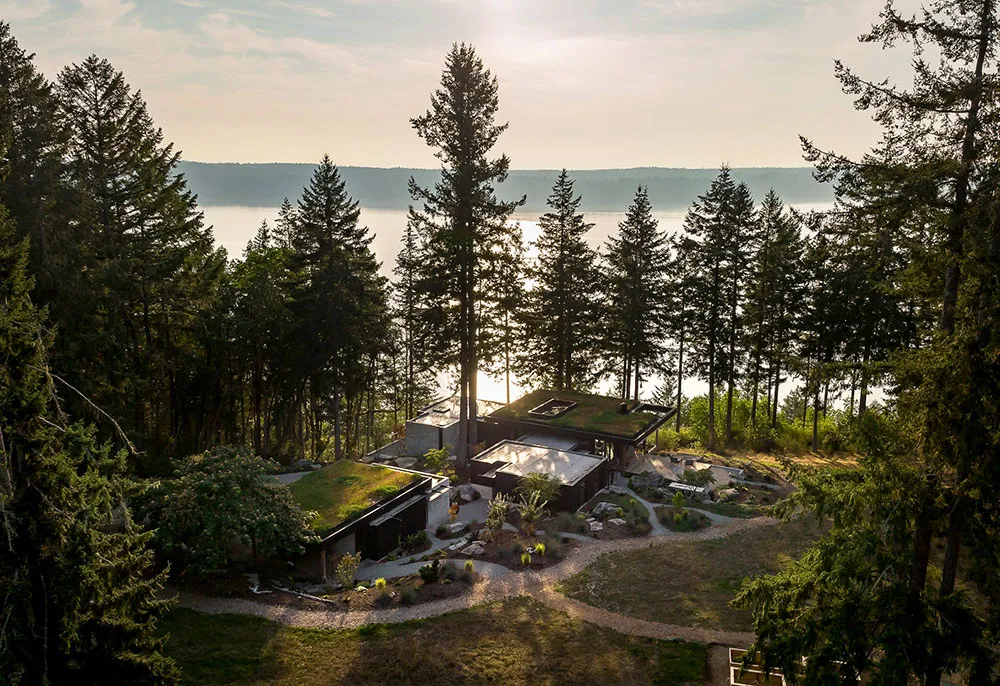 Verre, bois et béton : une maison minimaliste au bord d'un lac dans l'État de Washington - Gallery image 3
