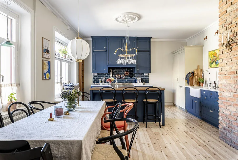 Molduras, ladrillo y mansardas: un interesante interior en Suecia - Gallery image 8