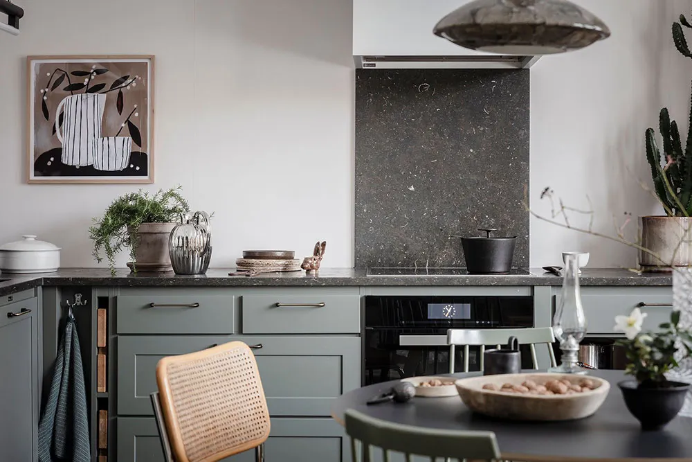 Sol noir dans la cuisine et jolies fenêtres : appartement dans une maison inhabituelle du XVIIIe siècle à Göteborg (71 m²) - Gallery image 7