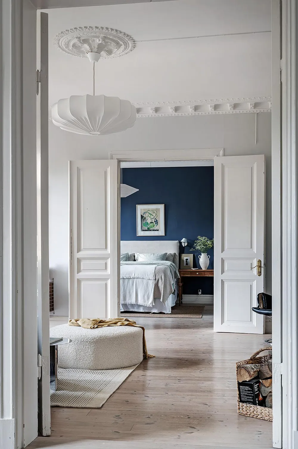 Helle skandinavische Wohnung mit beeindruckender blauer Schlafzimmer - Gallery image 1