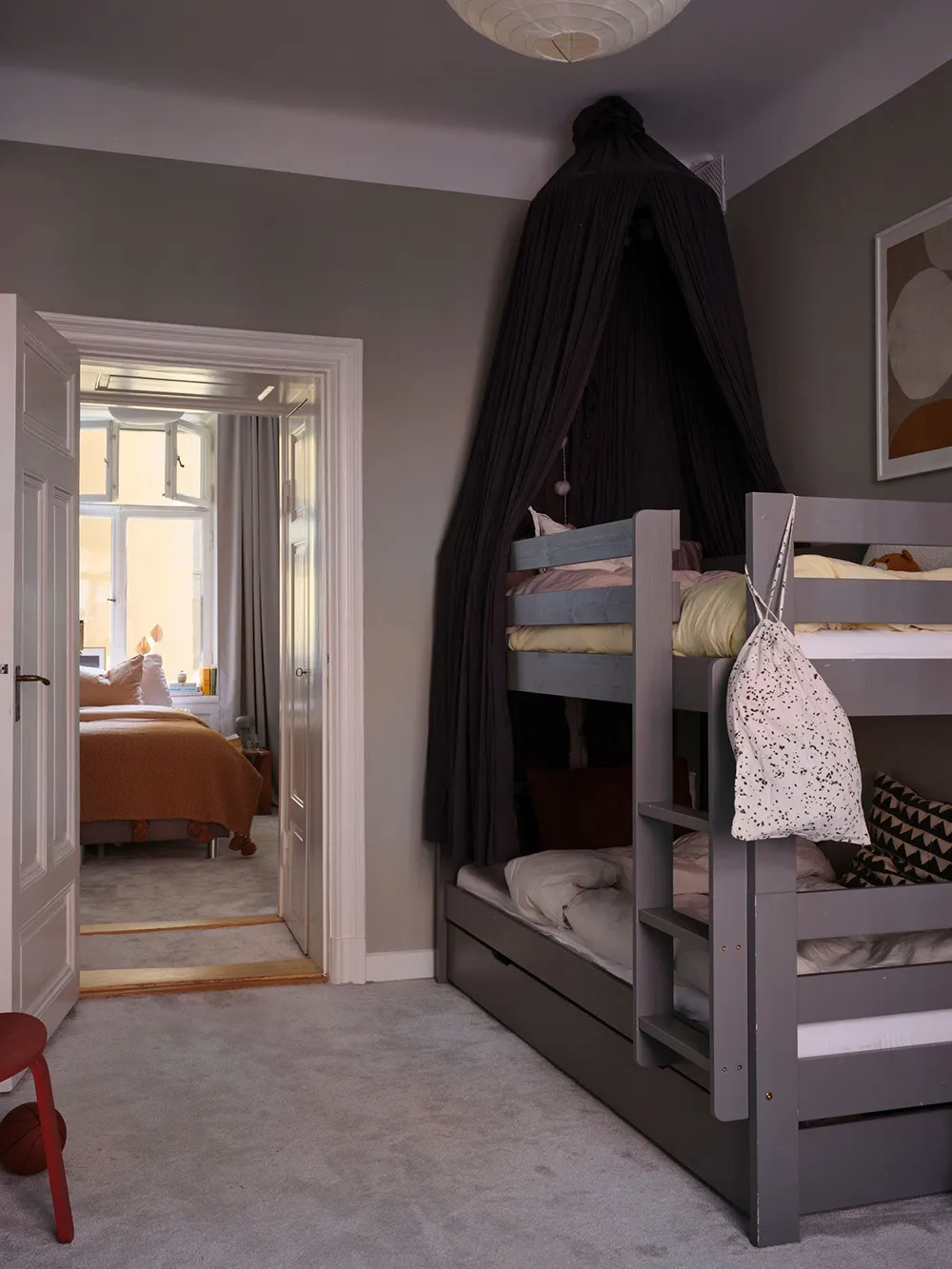 Interior escandinavo tranquilo con suaves notas otoñales en el diseño (67 m²) - Gallery image 25