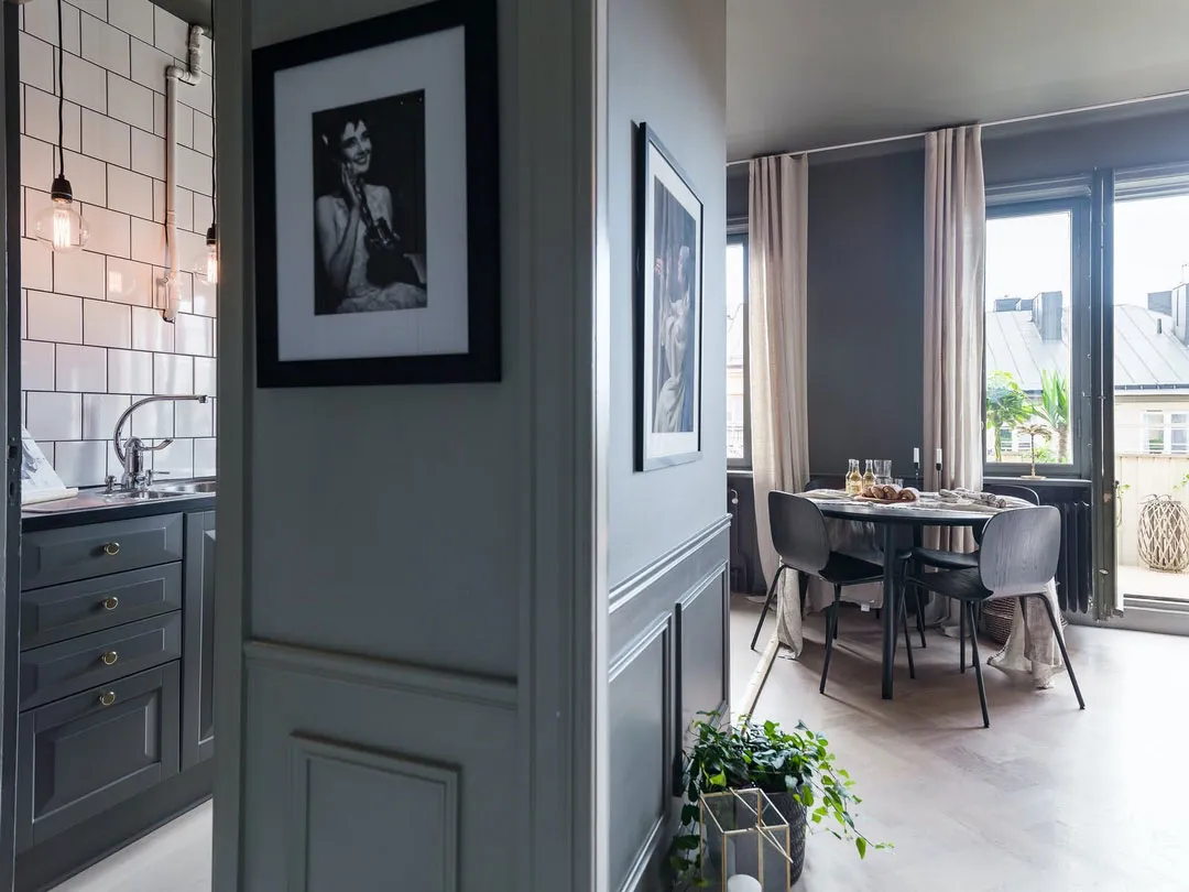 Pequeña estudio en tonos oscuros con habitación en nicho (35 m²) - Gallery image 8