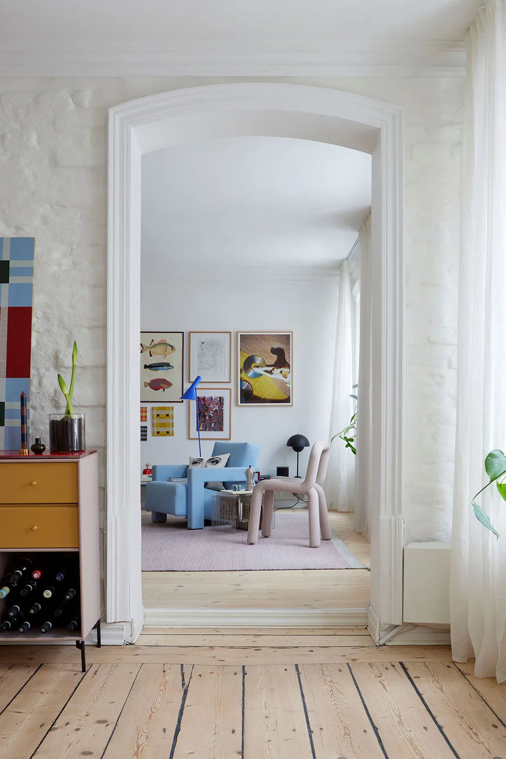 Scandinavie joyeuse : appartement aux couleurs vives et meubles design à Stockholm (64 m²) - Gallery image 1