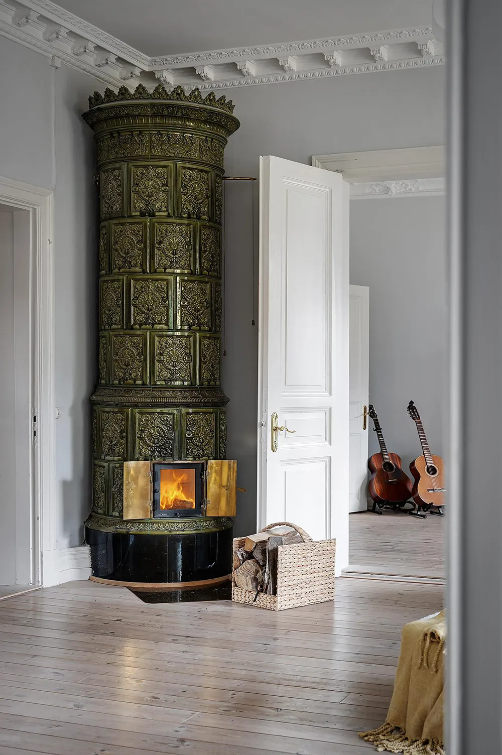 Helle skandinavische Wohnung mit beeindruckender blauer Schlafzimmer - Gallery image 17