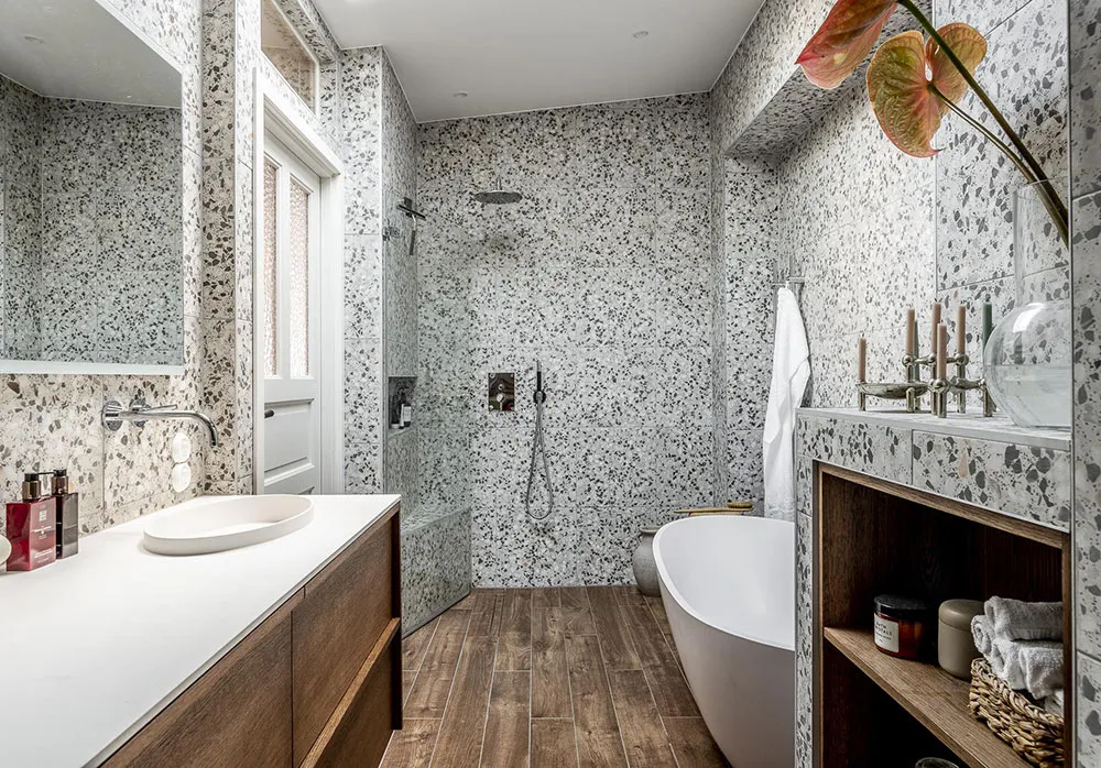 Molduras, ladrillo y mansardas: un interesante interior en Suecia - Gallery image 36