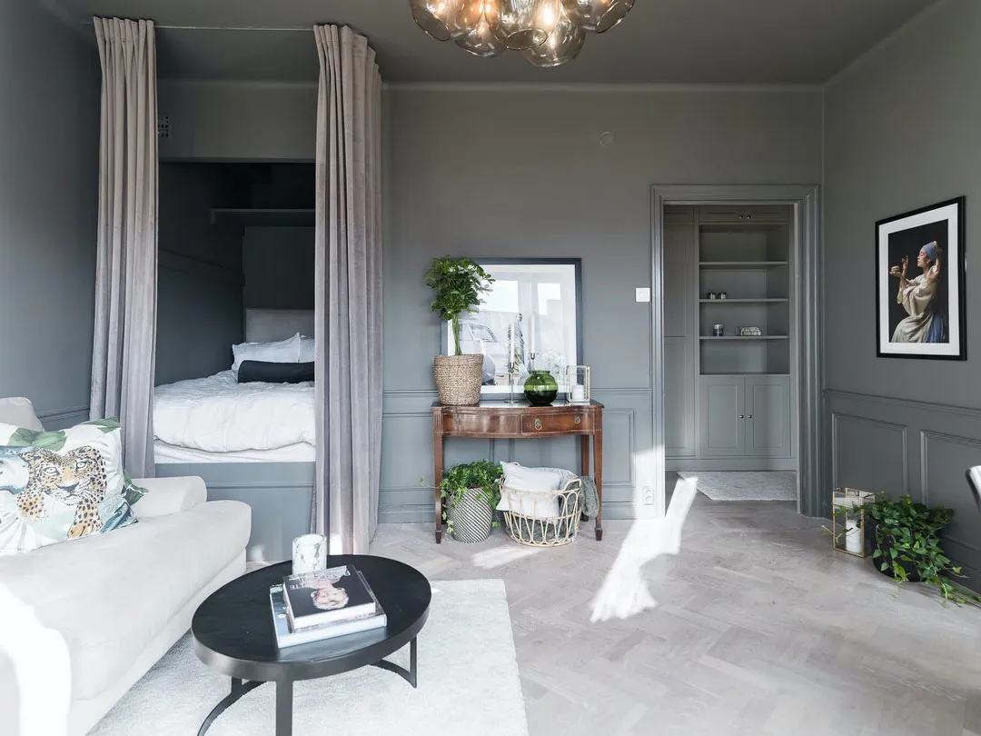 Pequeña estudio en tonos oscuros con habitación en nicho (35 m²) - Gallery image 2