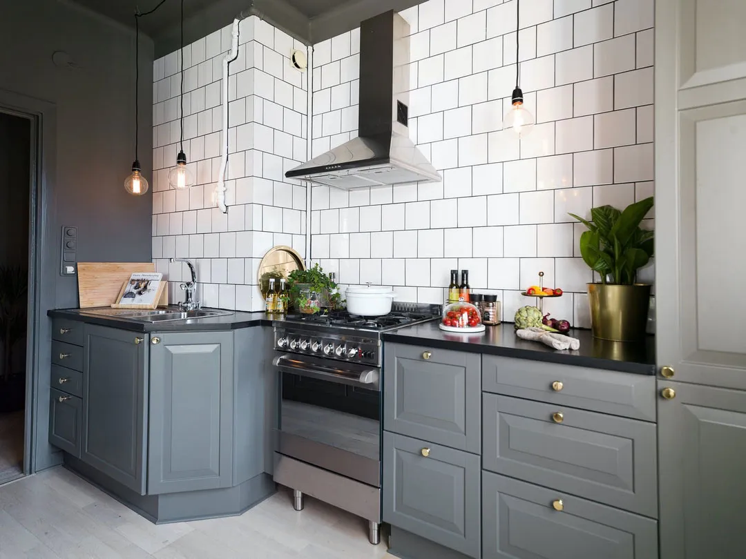 Pequeña estudio en tonos oscuros con habitación en nicho (35 m²) - Gallery image 5