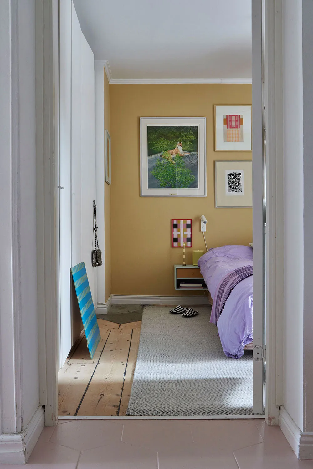 Scandinavie joyeuse : appartement aux couleurs vives et meubles design à Stockholm (64 m²) - Gallery image 16