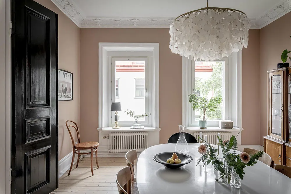 Belles portes noires et teintes intéressantes : appartement à Gothenburg (74 m²) - Gallery image 3