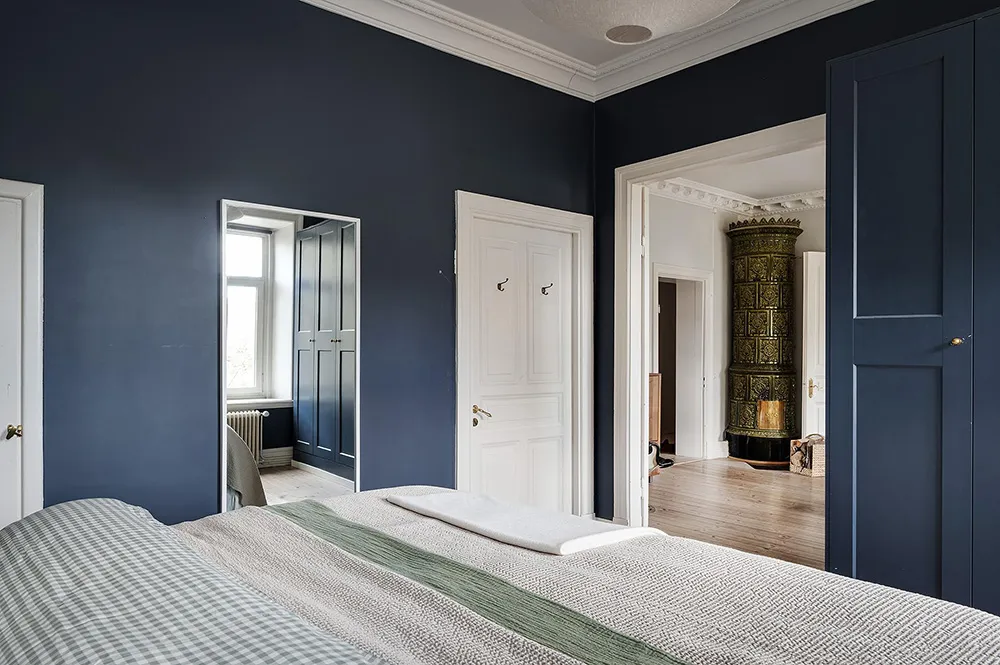 Helle skandinavische Wohnung mit beeindruckender blauer Schlafzimmer - Gallery image 14