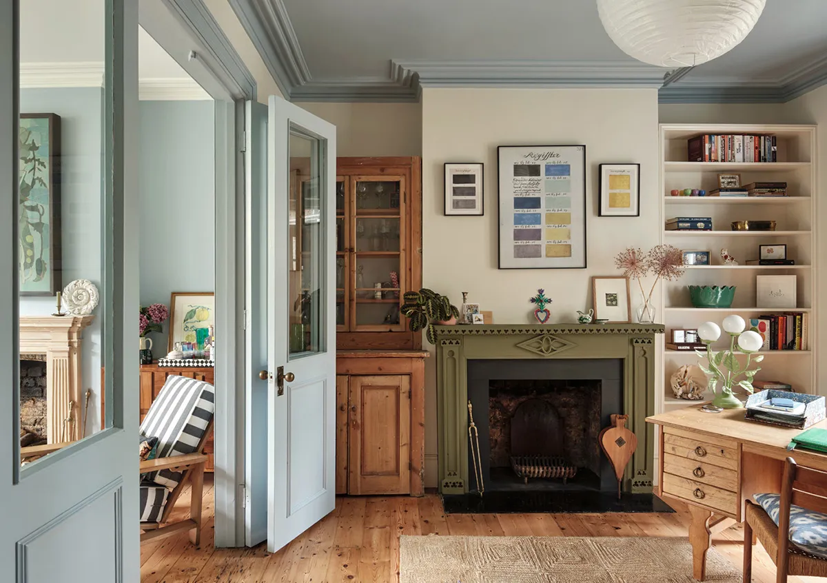 Уютный английский интерьер в прохладных оттенках - Gallery image 3