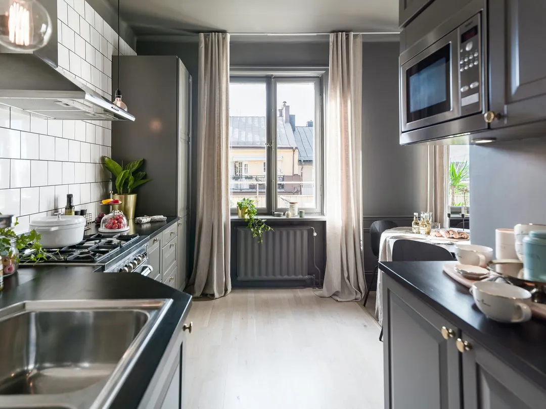 Pequeña estudio en tonos oscuros con habitación en nicho (35 m²) - Gallery image 6