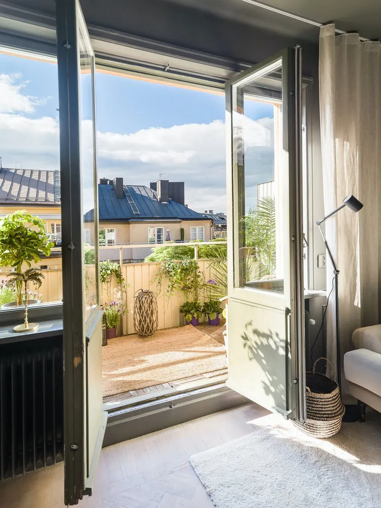 Pequeña estudio en tonos oscuros con habitación en nicho (35 m²) - Gallery image 10