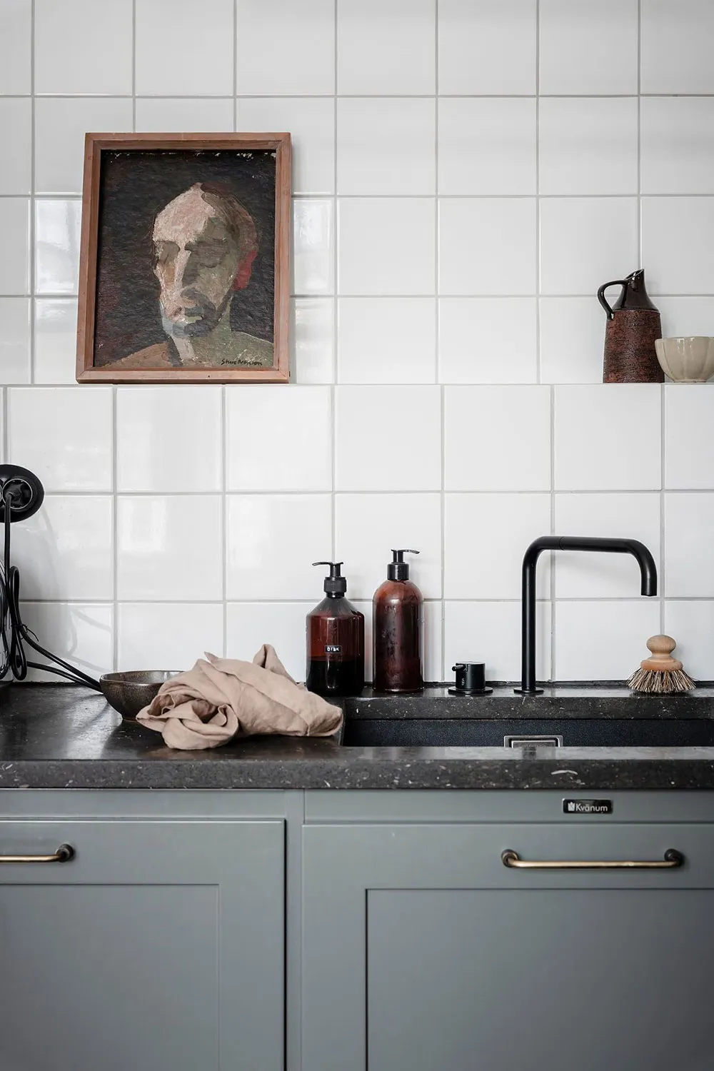 Sol noir dans la cuisine et jolies fenêtres : appartement dans une maison inhabituelle du XVIIIe siècle à Göteborg (71 m²) - Gallery image 9