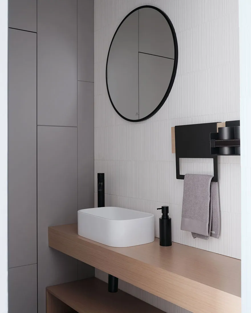 Кровать на подиуме и красный диван: квартира для студента в Санкт-Петербурге (75 кв. м) - Gallery image 19