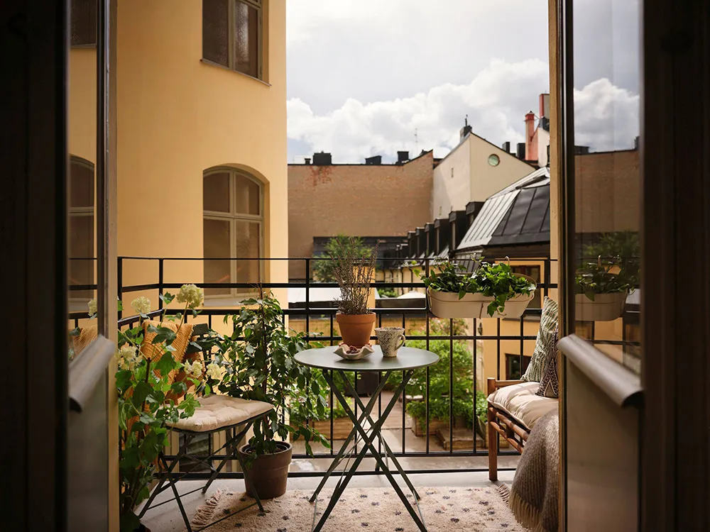 Interior escandinavo tranquilo con suaves notas otoñales en el diseño (67 m²) - Gallery image 1