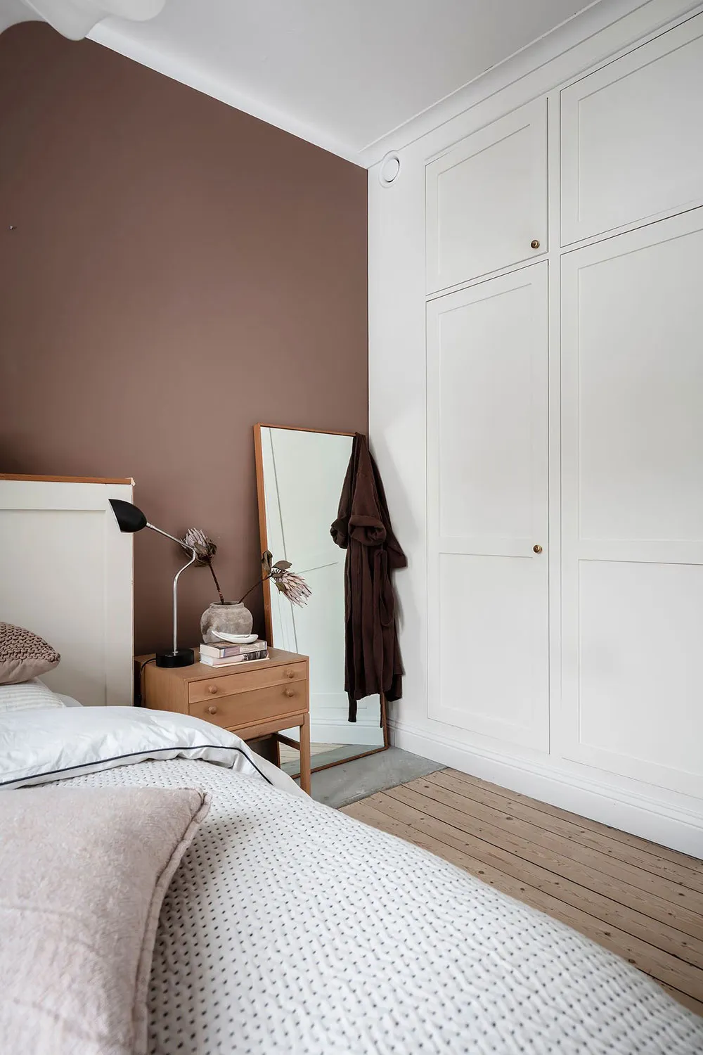 Sol noir dans la cuisine et jolies fenêtres : appartement dans une maison inhabituelle du XVIIIe siècle à Göteborg (71 m²) - Gallery image 16