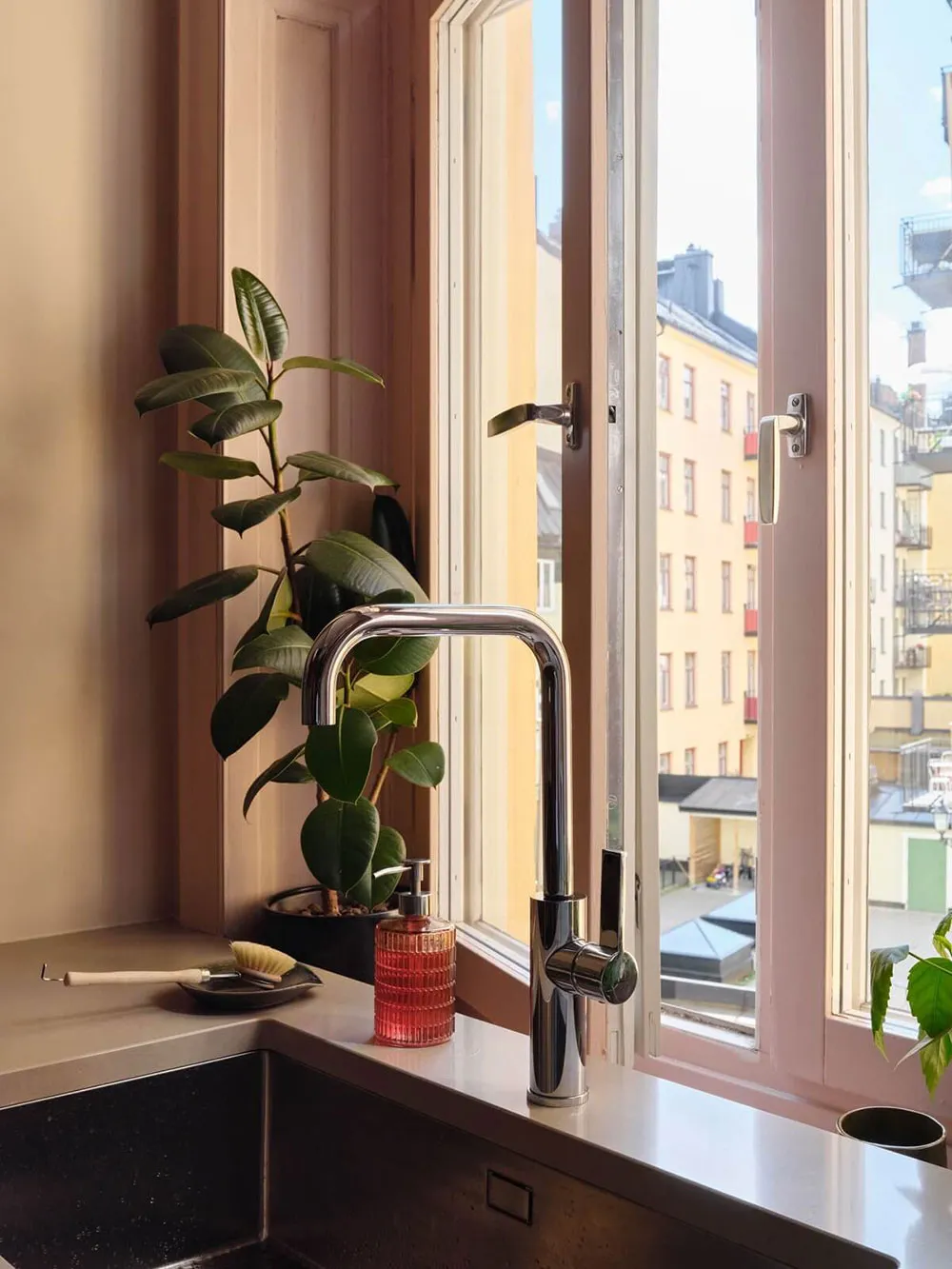 Appartement scandinave avec des détails féminins agréables - Gallery image 18