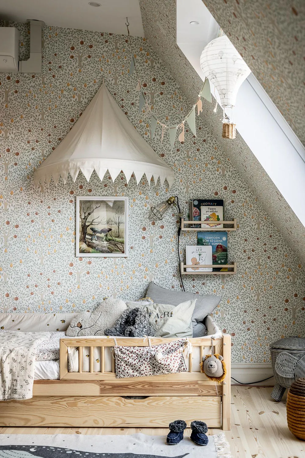 Molduras, ladrillo y mansardas: un interesante interior en Suecia - Gallery image 31