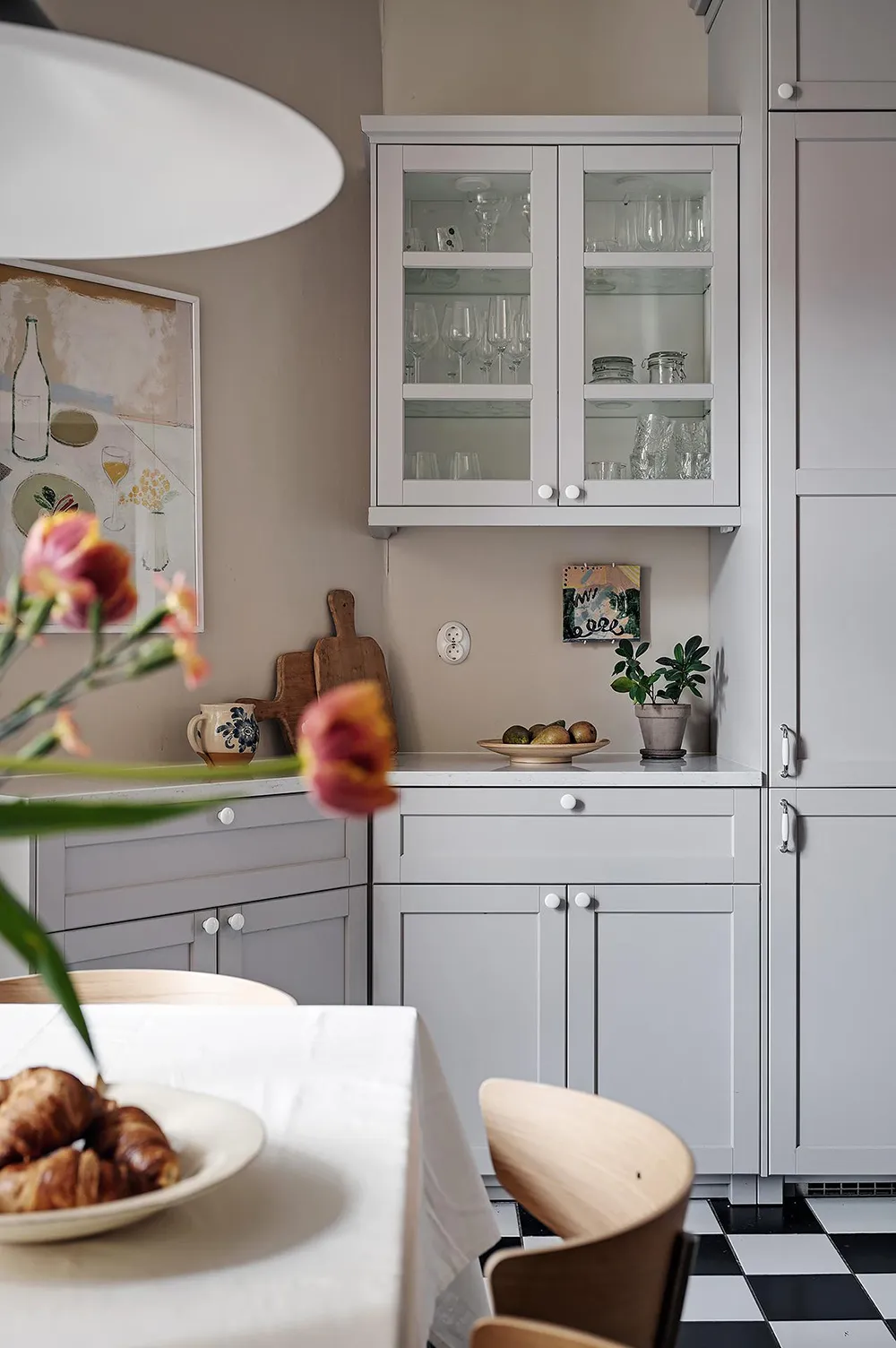 Helle skandinavische Wohnung mit beeindruckender blauer Schlafzimmer - Gallery image 26