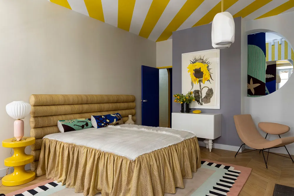 धारीदार छत एवं गोलाकार फर्नीचर: फ्रांस में एक असामान्य अपार्टमेंट का आंतरिक डिज़ाइन - Gallery image 9