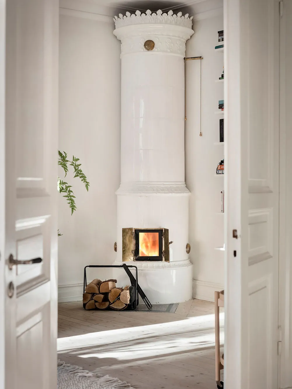 Weißer skandinavischer Interior mit lebendigem Dekor in Schweden (72 qm) - Gallery image 15