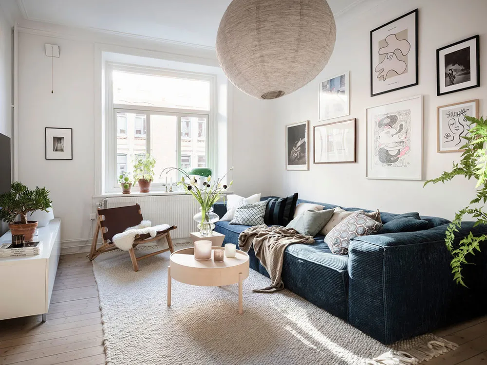 Weißer skandinavischer Interior mit lebendigem Dekor in Schweden (72 qm) - Gallery image 19