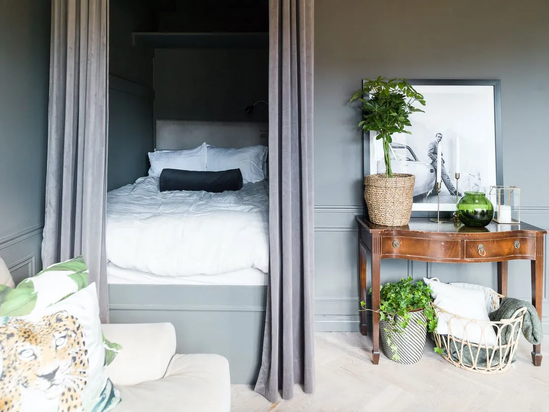 Pequeña estudio en tonos oscuros con habitación en nicho (35 m²) - Gallery image 3