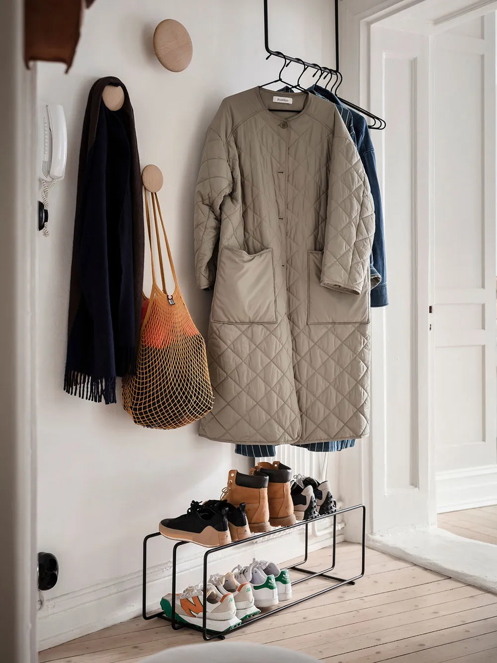 Weißer skandinavischer Interior mit lebendigem Dekor in Schweden (72 qm) - Gallery image 29