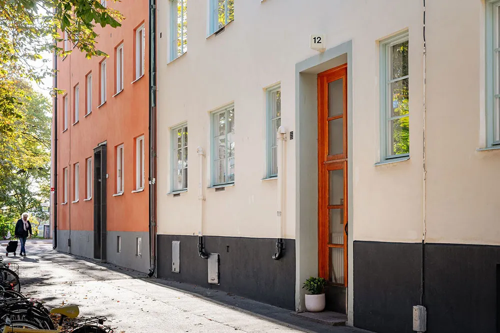 Warm Notes in the Interior of a Compact Apartment with a Through Living Room (61 sq. m) - Gallery image 17