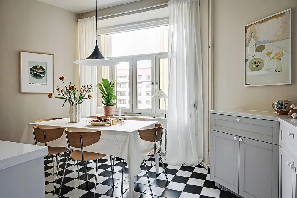 Helle skandinavische Wohnung mit beeindruckender blauer Schlafzimmer - Gallery image 23